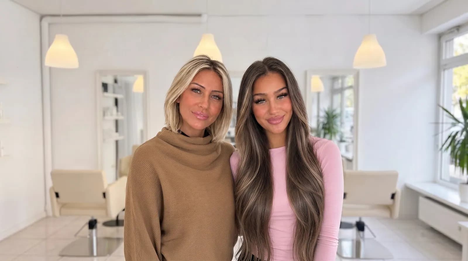 Amela und Emina nebeneinander im hellen Salon.